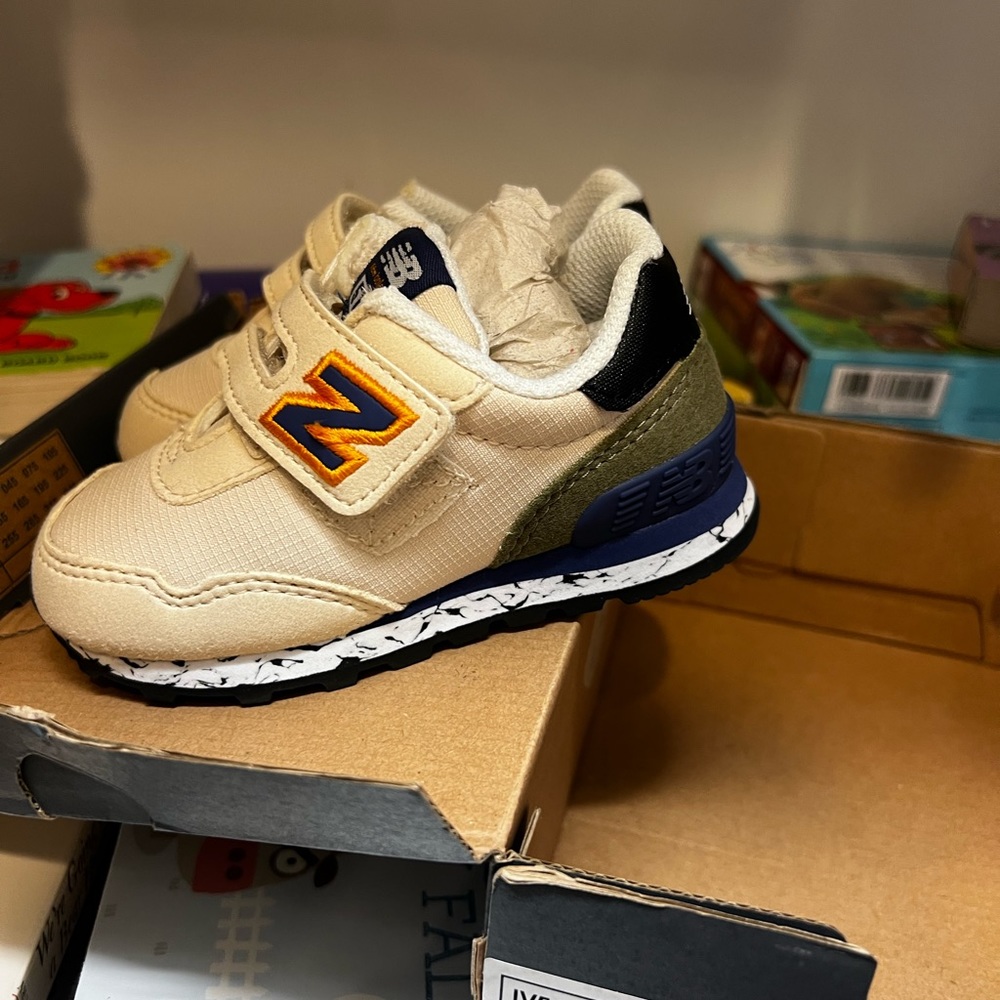 New in box never worn toddler size: 6 new balance cream sneakers